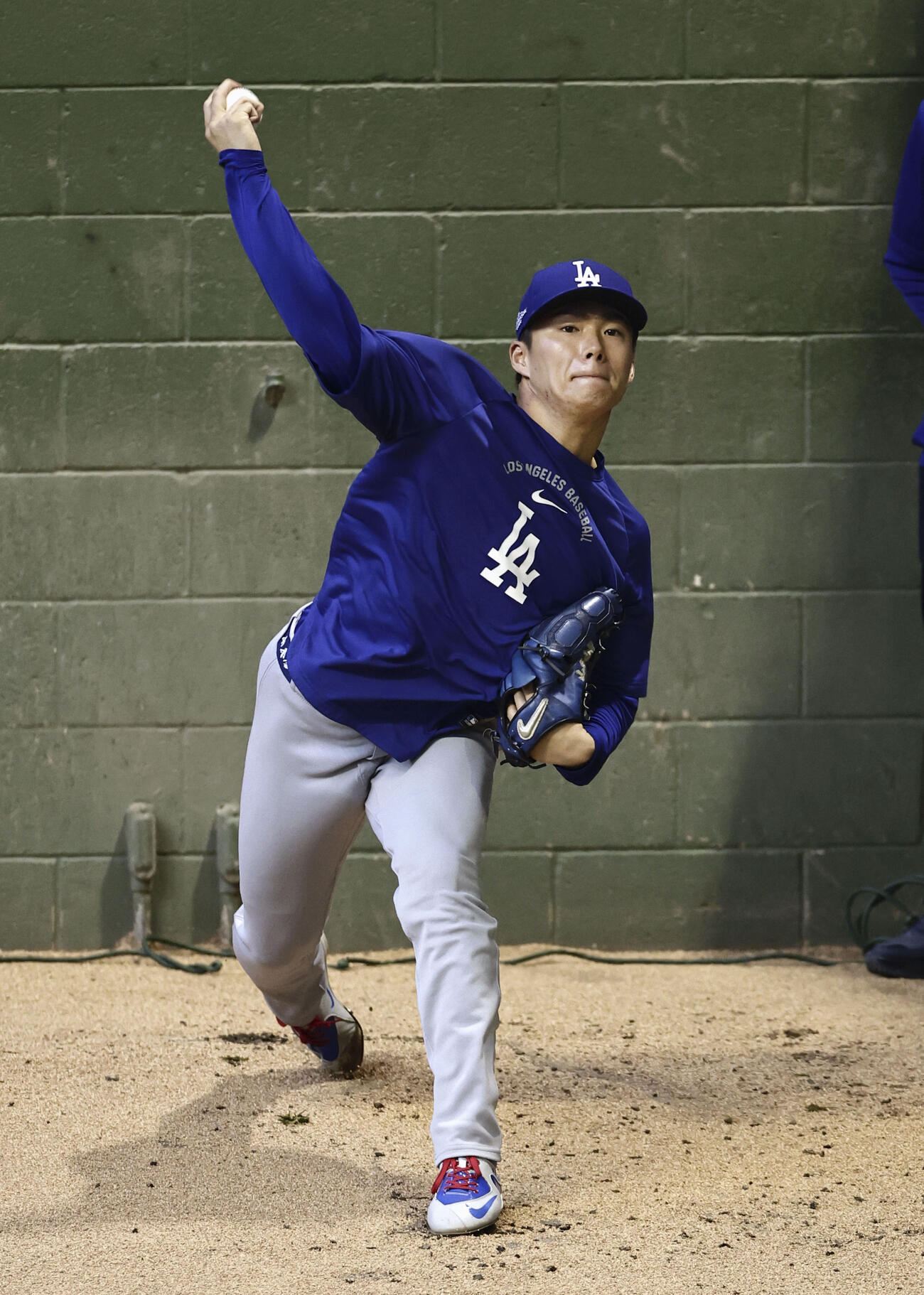 ブルペンで投球練習するドジャース・山本＝ミルウォーキー（共同）