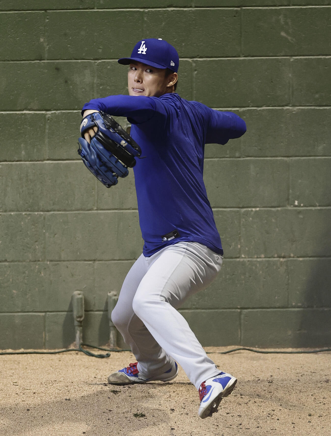 ブルペンで投球練習するドジャース・山本＝ミルウォーキー（共同）