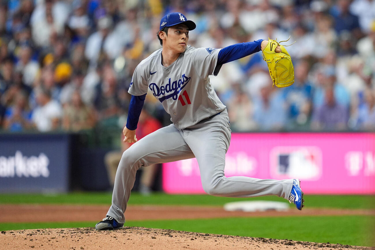 4回にマウンドに上がるドジャース佐々木朗希（AP）