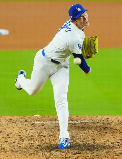 ドジャース対ブルワーズ　8回表、ドジャース3番手で力投する佐々木朗希（撮影・垰建太）