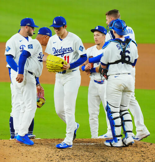 ドジャース対ブルワーズ　8回表ブルワーズ1死一、三塁、デーブ・ロバーツ監督（左）から降板を告げられる佐々木朗希（中央）（撮影・垰建太）
