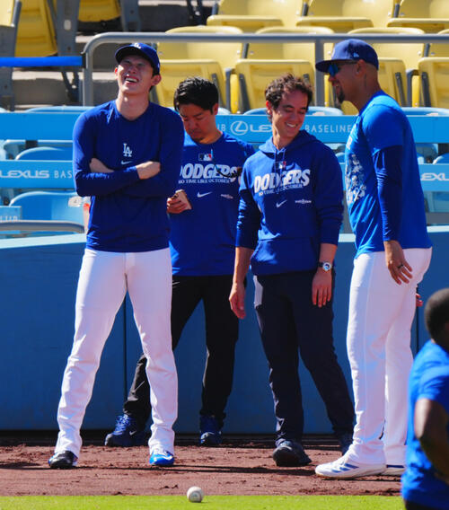 ドジャース対ブルワーズ 試合前練習中、笑顔を見せるドジャース佐々木朗希(左)(撮影・垰建太)