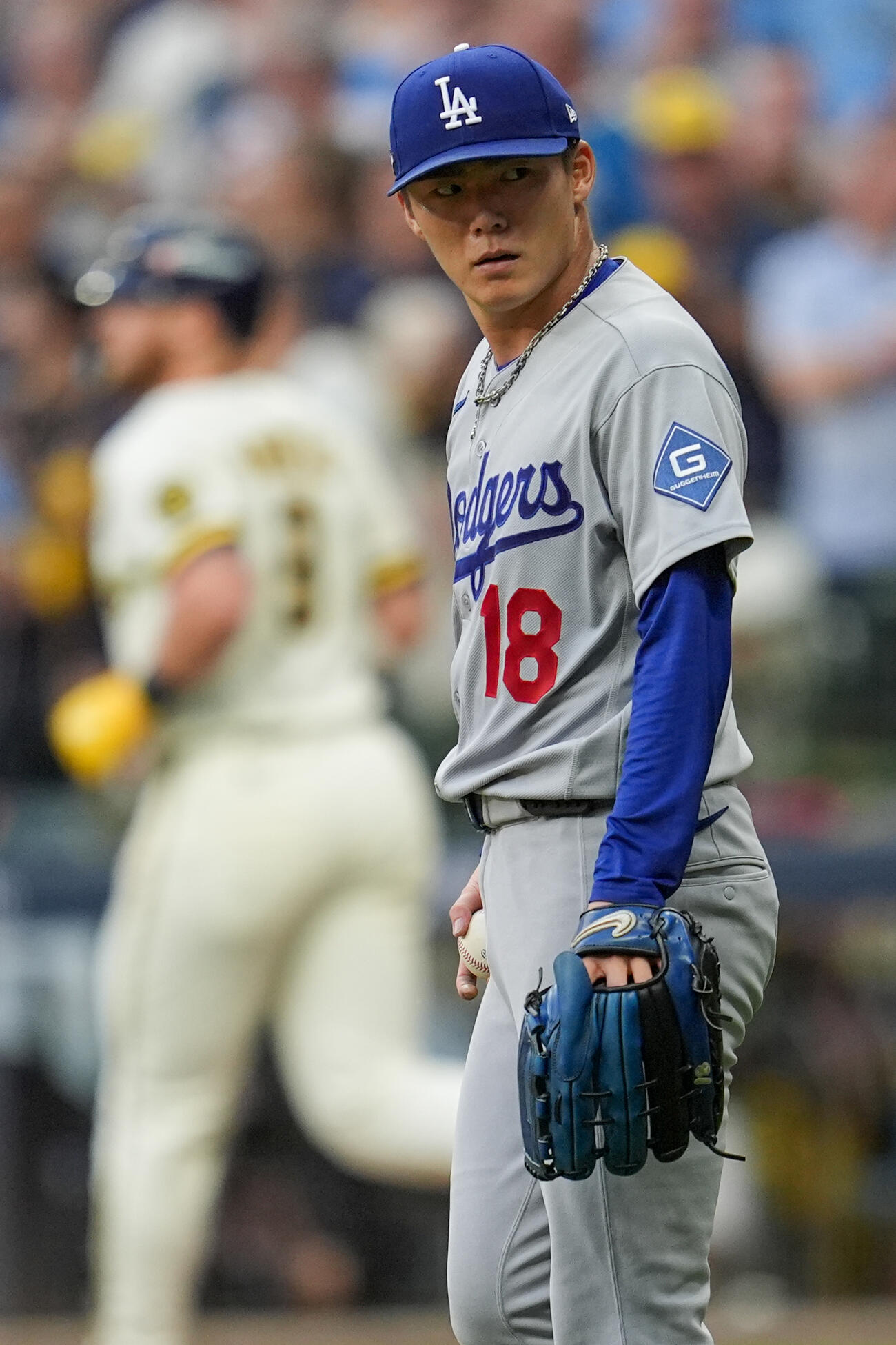 3回、バウアーズ（後方）に四球を与えた山本由伸（AP）