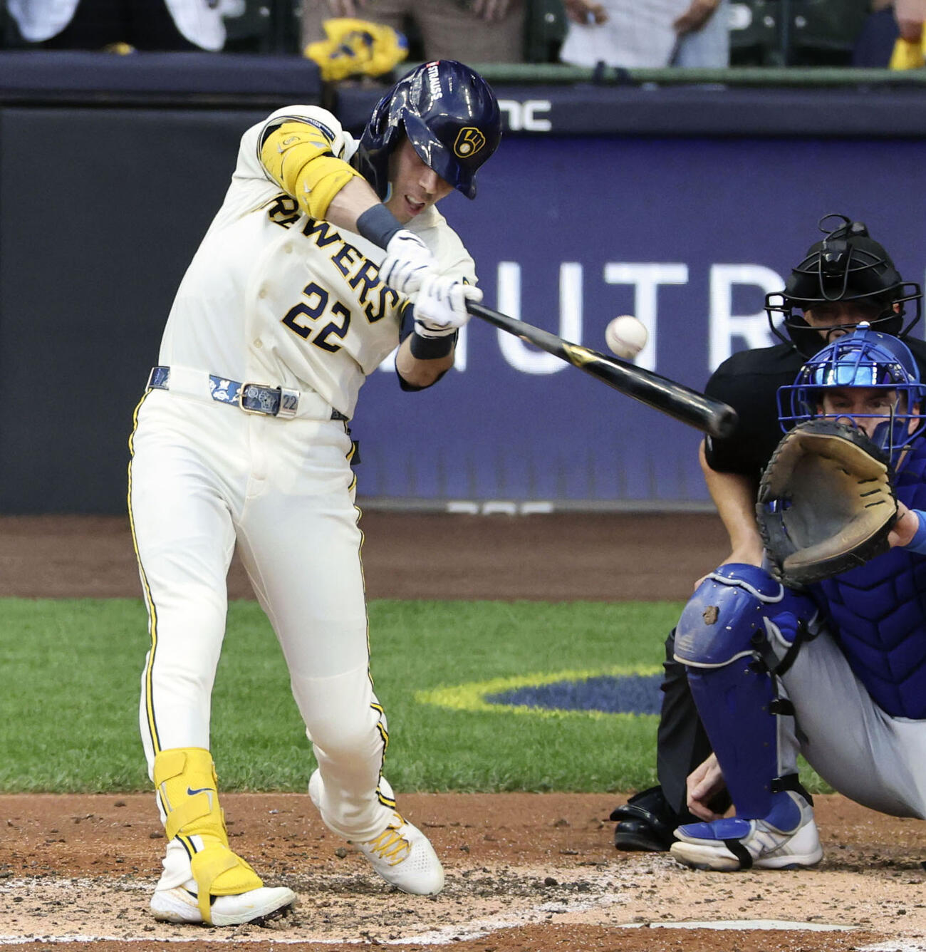 ドジャース戦の3回、2点打を放つブルワーズのイエリチ＝ミルウォーキー（共同）