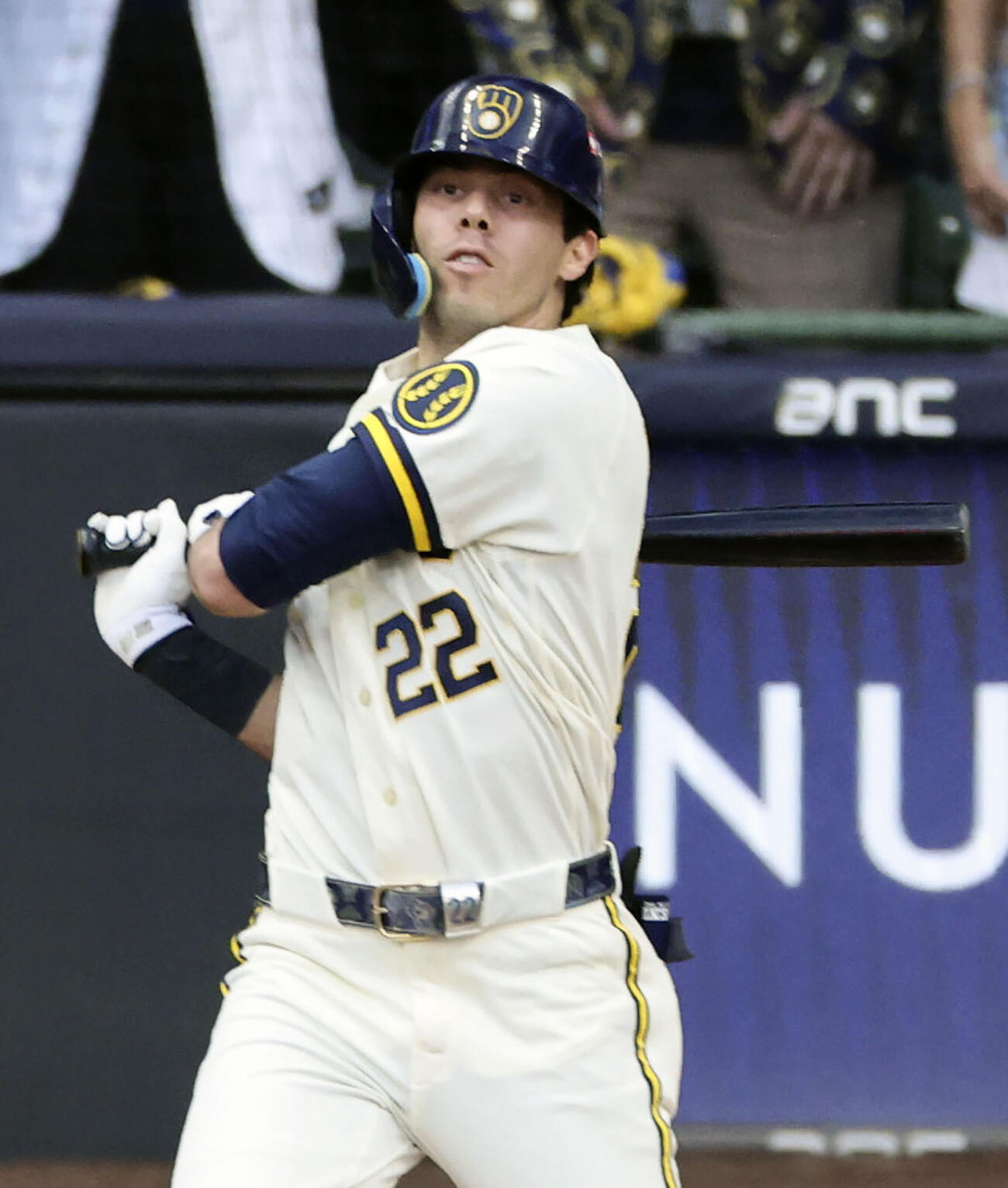 ドジャース戦の3回、2点打を放つブルワーズのイエリチ＝ミルウォーキー（共同）