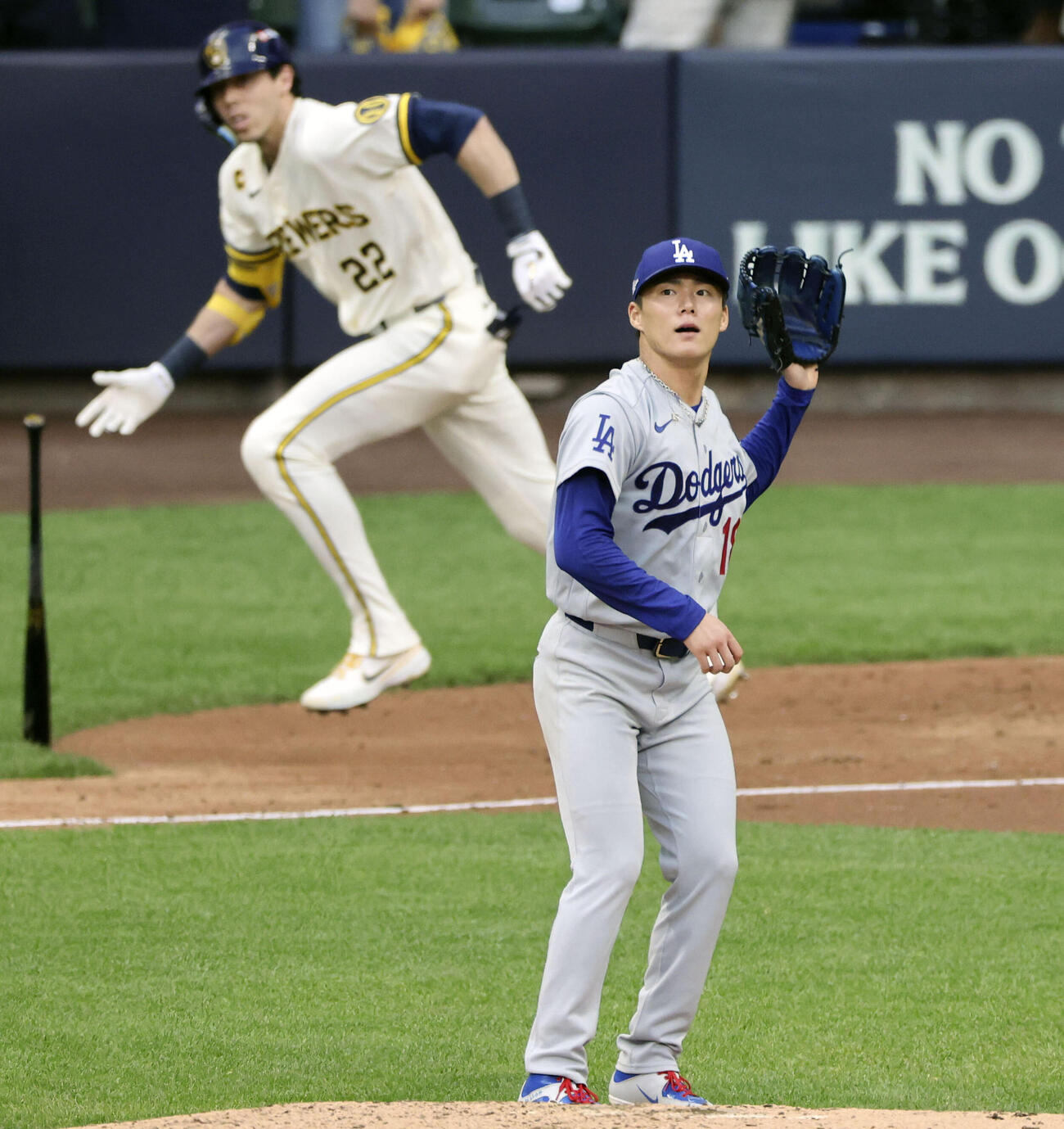 ブルワーズ戦の3回、イエリチ（奥）に2点打を打たれたドジャース・山本＝ミルウォーキー（共同）