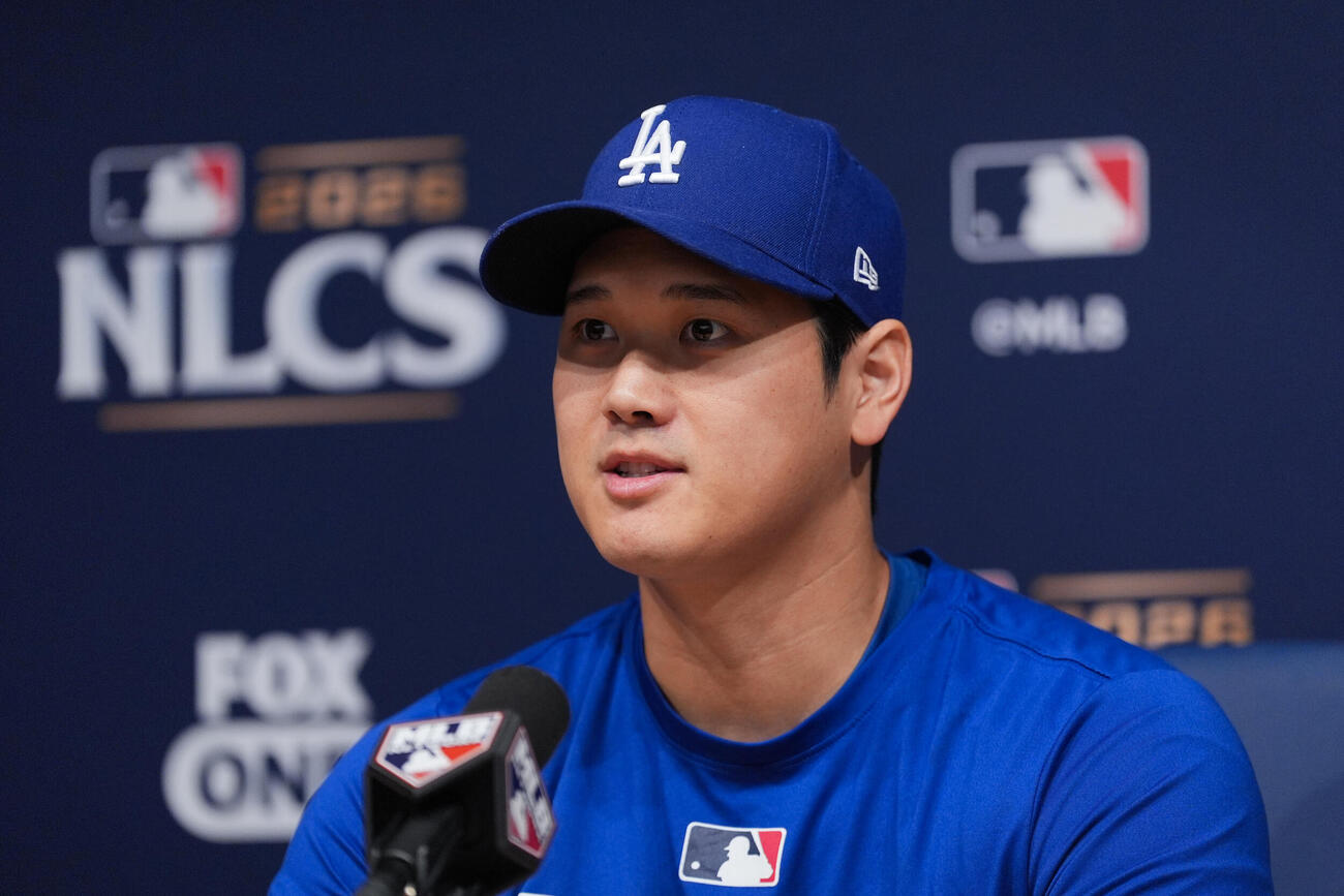 リーグ優勝決定シリーズ第3戦の前日会見に臨む大谷翔平（AP）