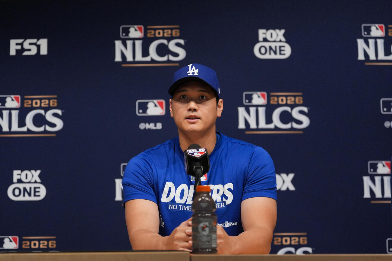 リーグ優勝決定シリーズ第3戦の前日会見に臨む大谷翔平（AP）