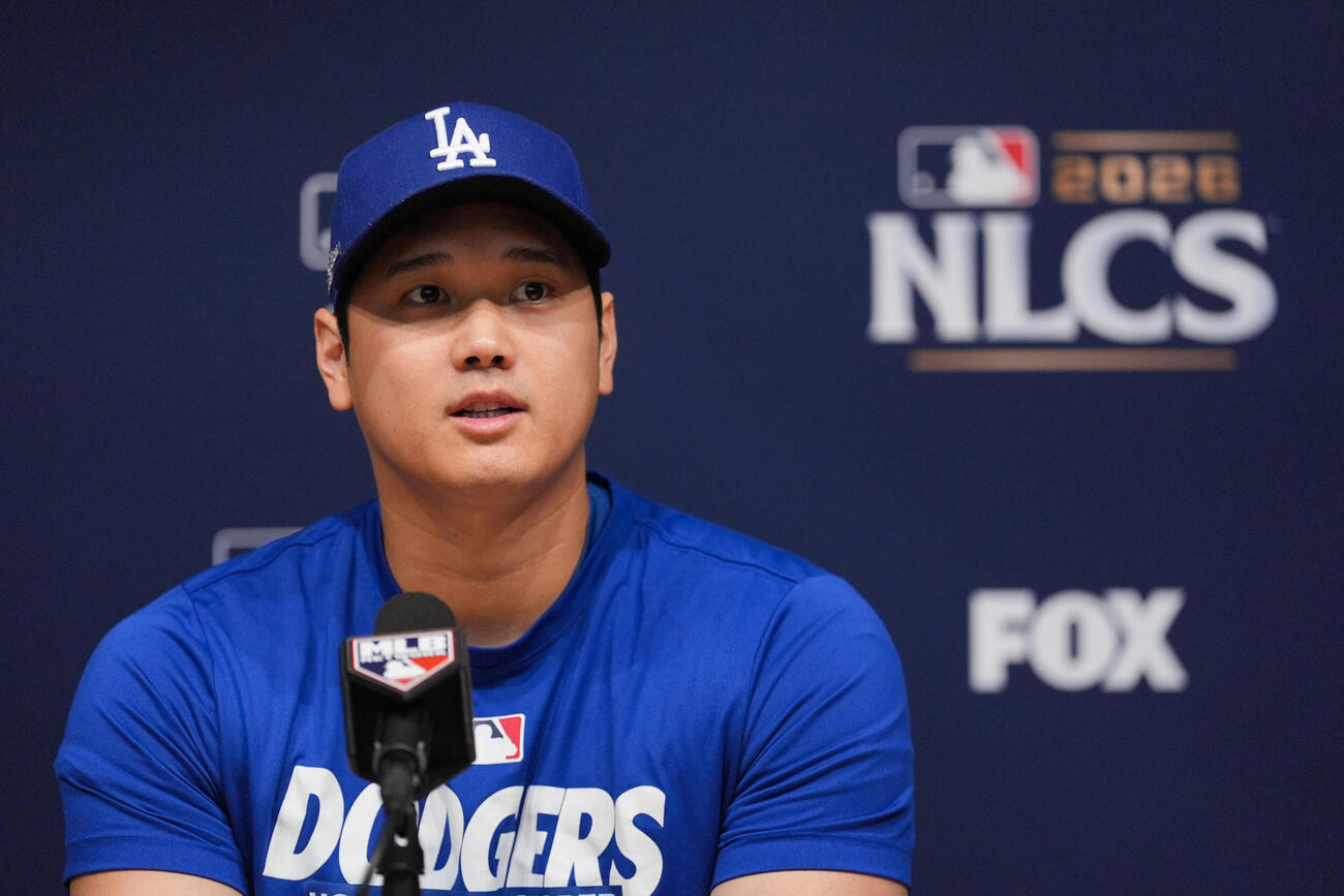 リーグ優勝決定シリーズ第3戦の前日会見に臨む大谷翔平（AP）
