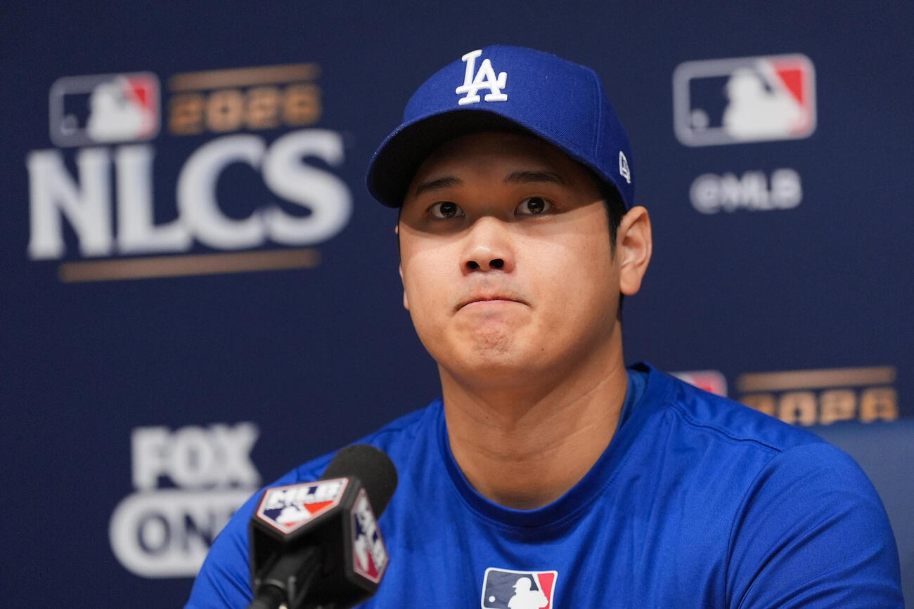 リーグ優勝決定シリーズ第3戦の前日会見に臨む大谷翔平（AP）