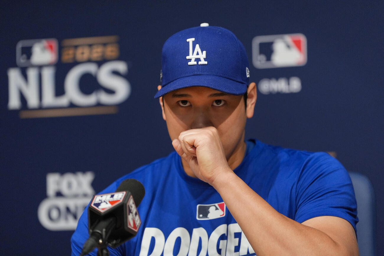 リーグ優勝決定シリーズ第3戦の前日会見に臨む大谷翔平（AP）