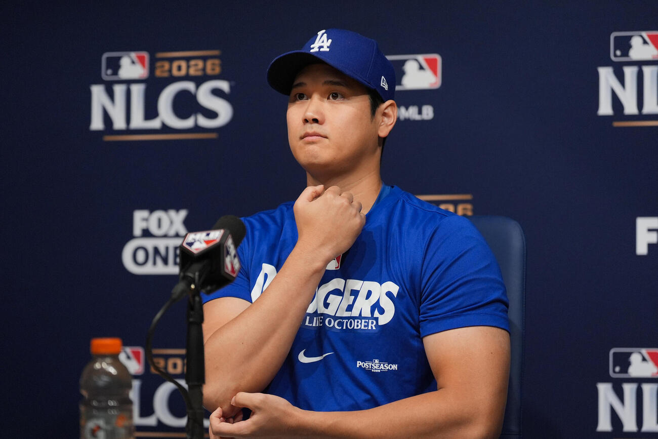 リーグ優勝決定シリーズ第3戦の前日会見に臨む大谷翔平（AP）