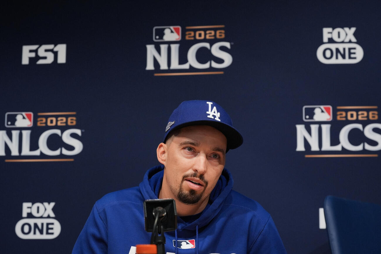 第3戦を前に記者会見で話すドジャース・スネル（AP）