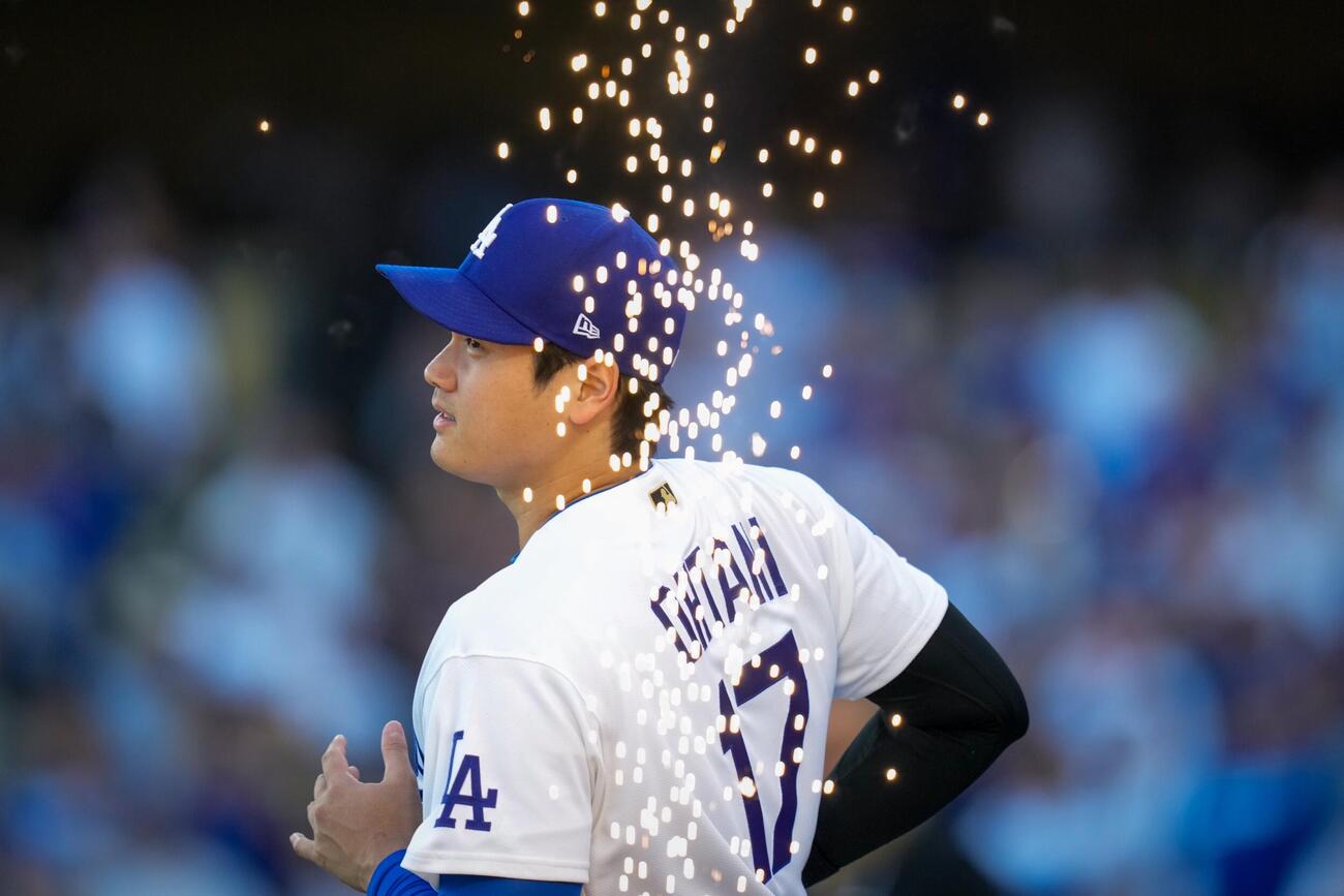 第3戦、グラウンドに出るドジャース大谷(AP)