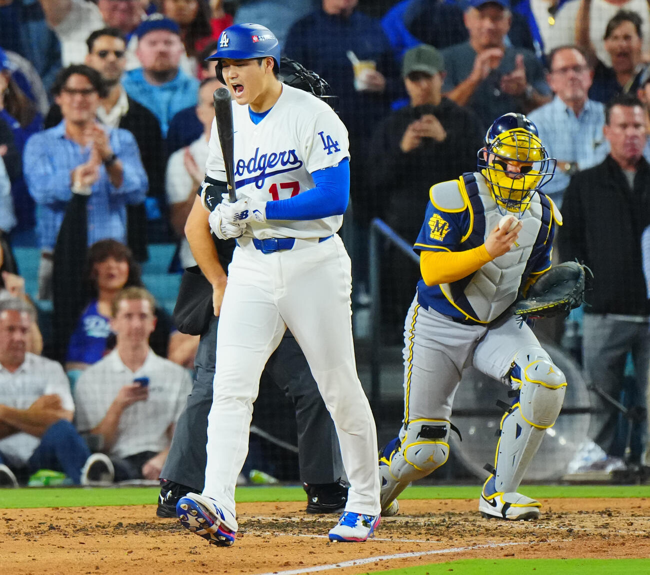 ドジャース対ブルワーズ　6回裏ドジャース1死一、二塁、四球を選び雄たけびをあげる大谷翔平（撮影・垰建太）