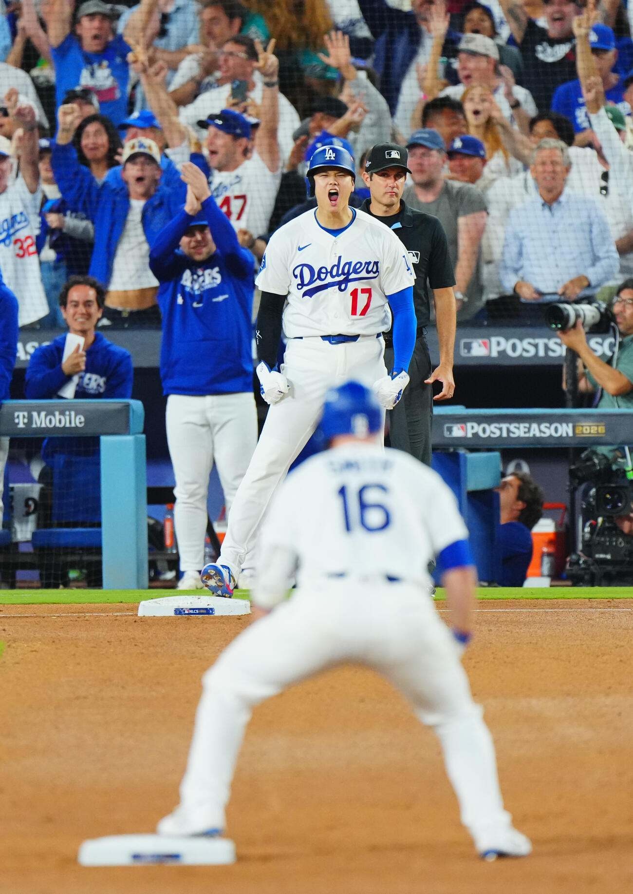 ドジャース対ブルワーズ　6回裏ドジャース1死満塁、適時二塁打を放ったウィル・スミス（手前）に雄たけびをあげる大谷翔平（撮影・垰建太）