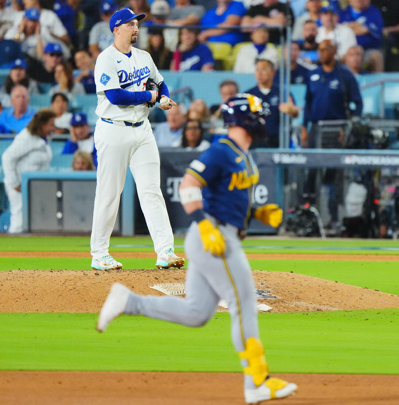 ドジャース対ブルワーズ　7回表ブルワーズ無死一塁、ジェーク・バウアーズ（手前）に2点本塁打を浴びるブレーク・スネル（撮影・垰建太）