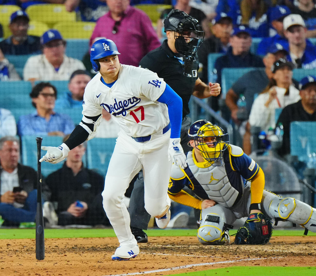 ドジャース対ブルワーズ　8回裏ドジャース2死、中前打を放つ大谷翔平（撮影・垰建太）