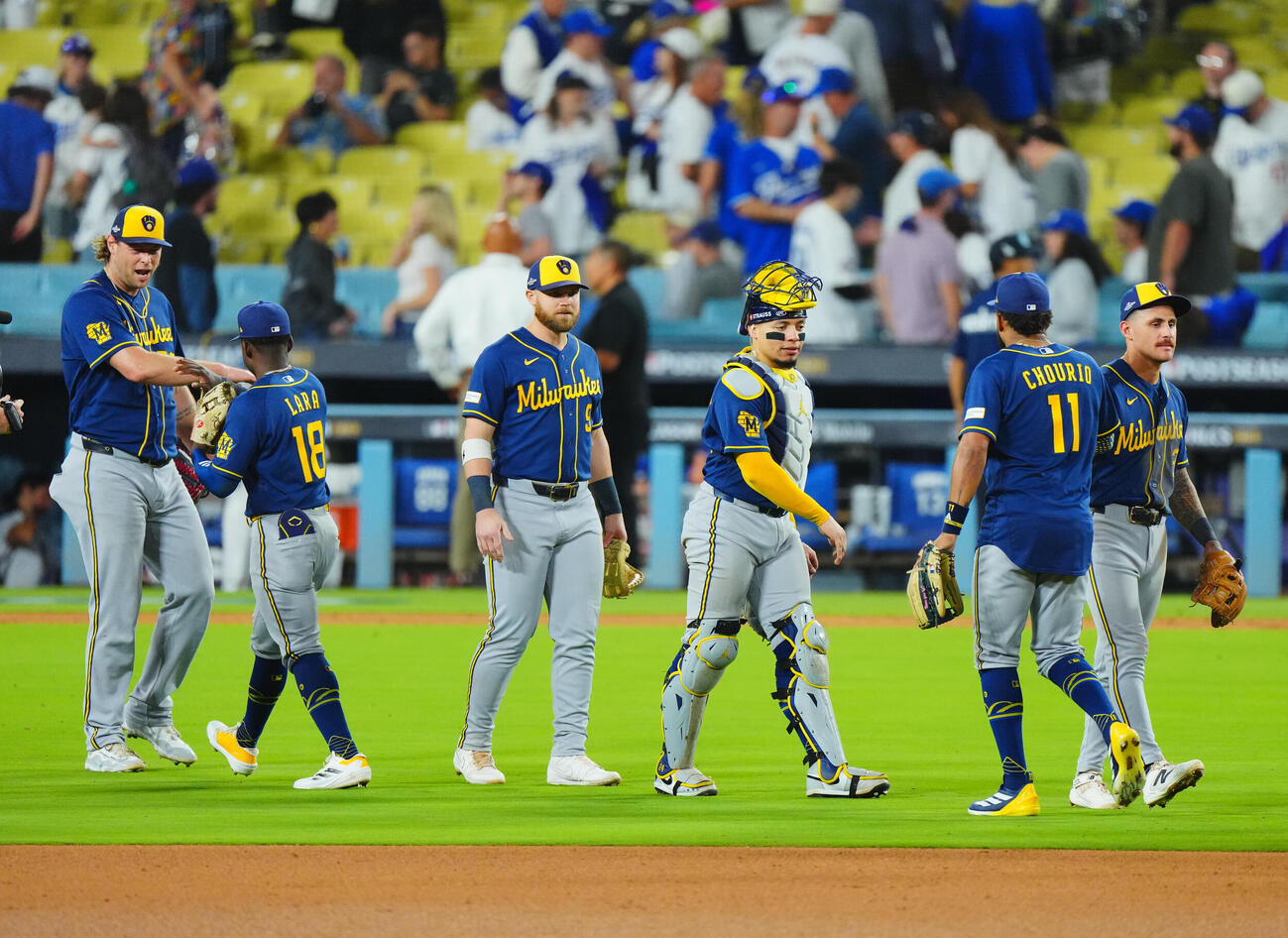 ドジャース対ブルワーズ　ドジャースに勝利しタッチを交わすブルワーズナイン（撮影・垰建太）
