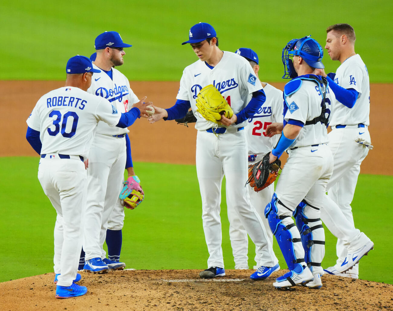 ドジャース対ブルワーズ　8回表ブルワーズ1死一、三塁、デーブ・ロバーツ監督（左）から降板を告げられる佐々木朗希（中央）（撮影・垰建太）