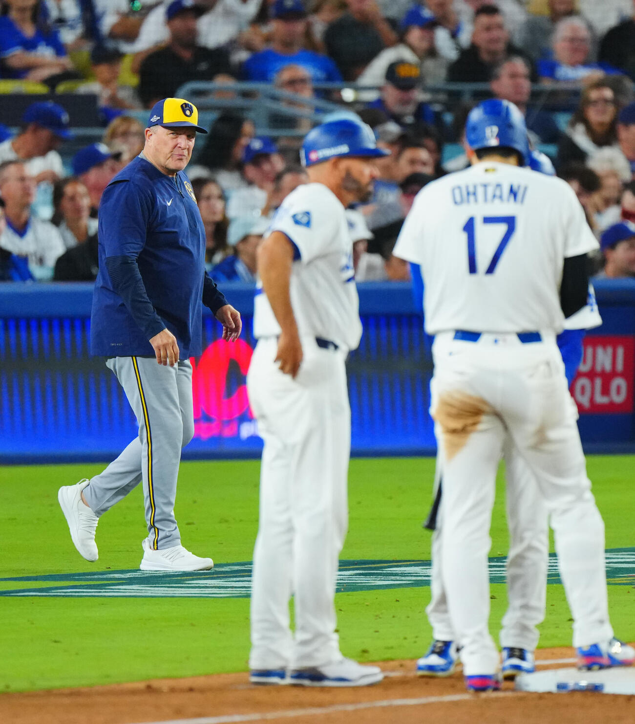 ドジャース対ブルワーズ　8回裏ドジャース2死、大谷翔平（17番）二塁打中前打を許した場面で投手交代を告げに行くパット・マーフィー監督（左）（撮影・垰建太）