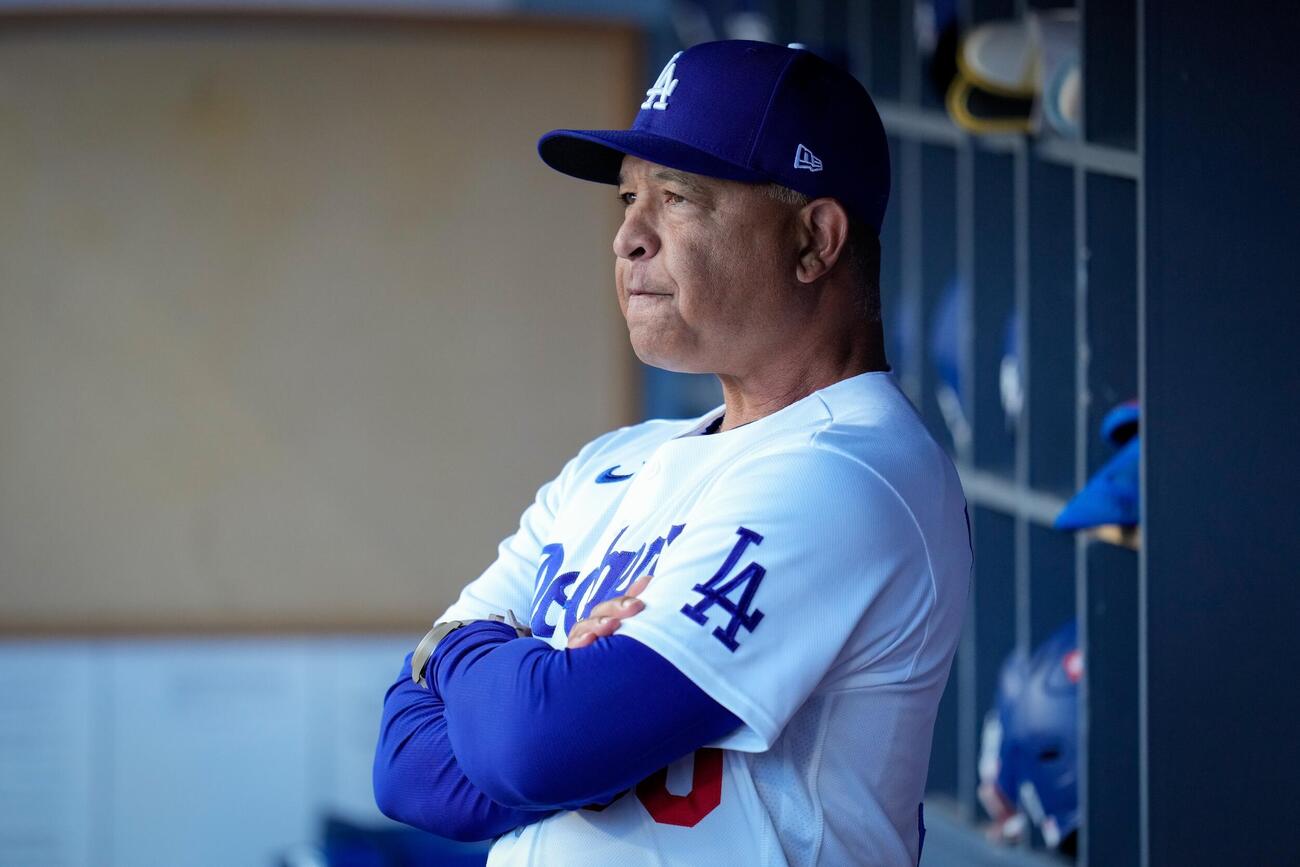 ダグアウトから試合を見守るロバーツ監督（AP）