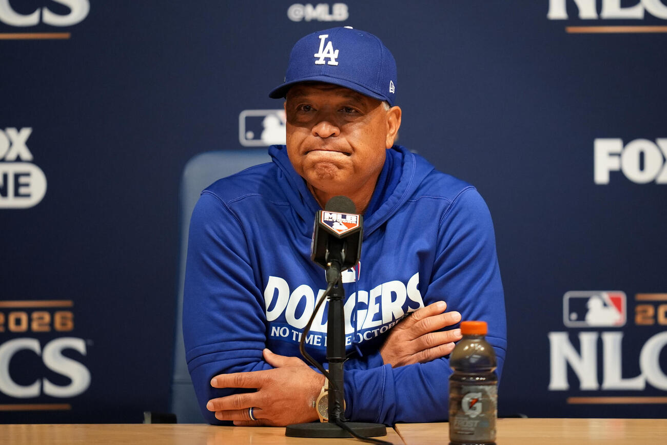 試合前に会見するドジャース・ロバーツ監督(AP)