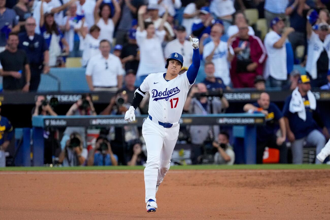 2回、3ランを左拳を突き上げるドジャース大谷翔平（AP）