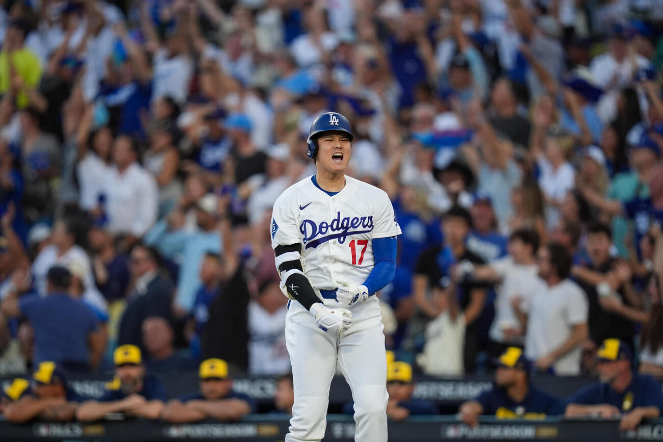 2回、3ランを放ち雄たけびを上げるドジャース大谷翔平（AP）