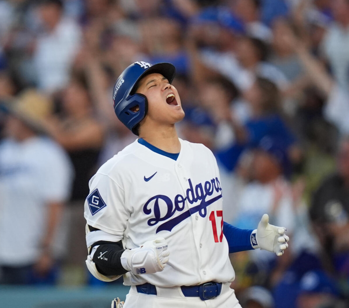 2回、3ランを放ち雄たけびを上げるドジャース大谷翔平（AP）