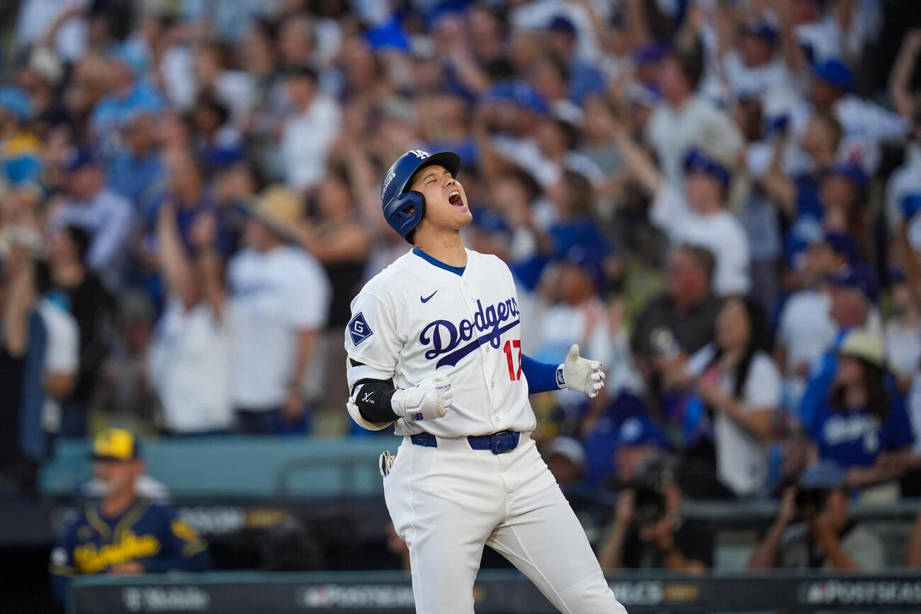 2回、3ランを放ち雄たけびを上げるドジャース大谷翔平（AP）