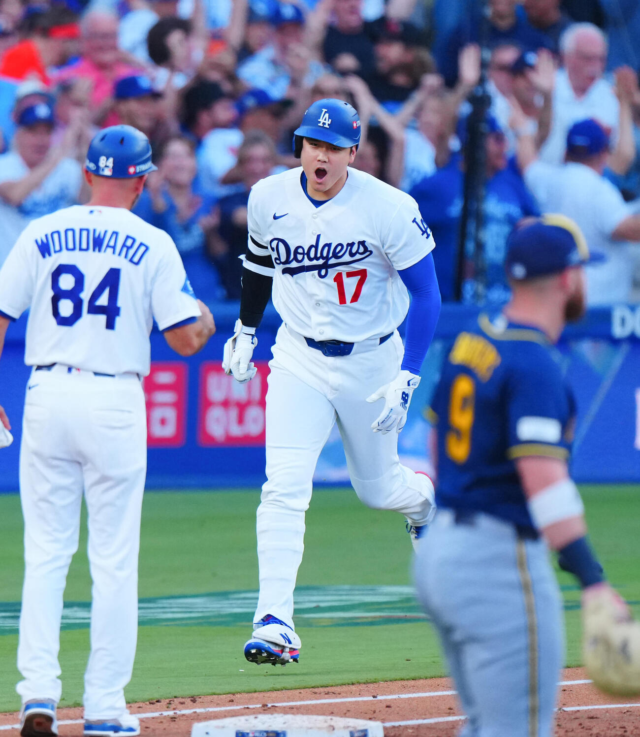 ドジャース対ブルワーズ　2回裏ドジャース2死一、二塁、3点本塁打を放ち雄たけびをあげる大谷翔平（撮影・垰建太）