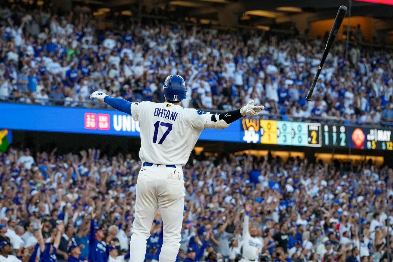 2回、3ランを放ち両手を広げるドジャース大谷翔平（AP）