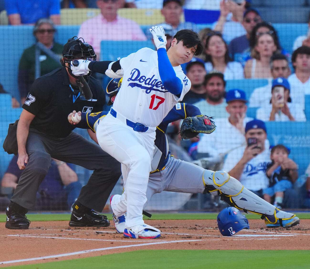ドジャース対ブルワーズ1回裏ドジャース無死、空振り三振に倒れる大谷翔平（撮影・垰建太）