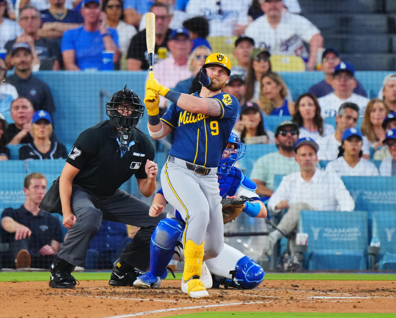 ドジャース対ブルワーズ　4回表ブルワーズ1死二、三塁、適時二塁打を放つジェーク・バウアーズ（撮影・垰建太）