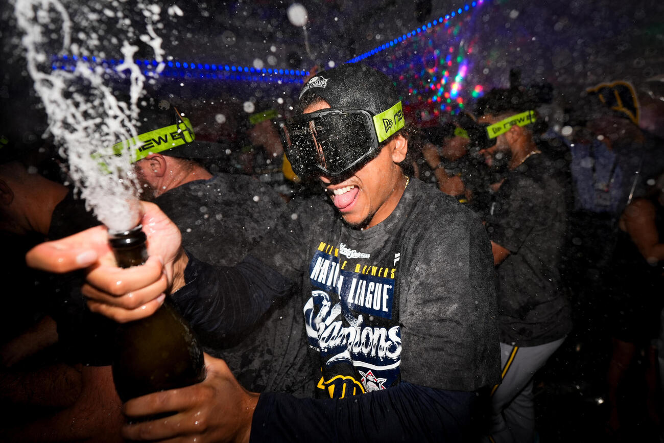 ドジャースを下し、ワールドシリーズ進出を決めシャンパンファイトで祝うブルワーズの選手たち（AP）