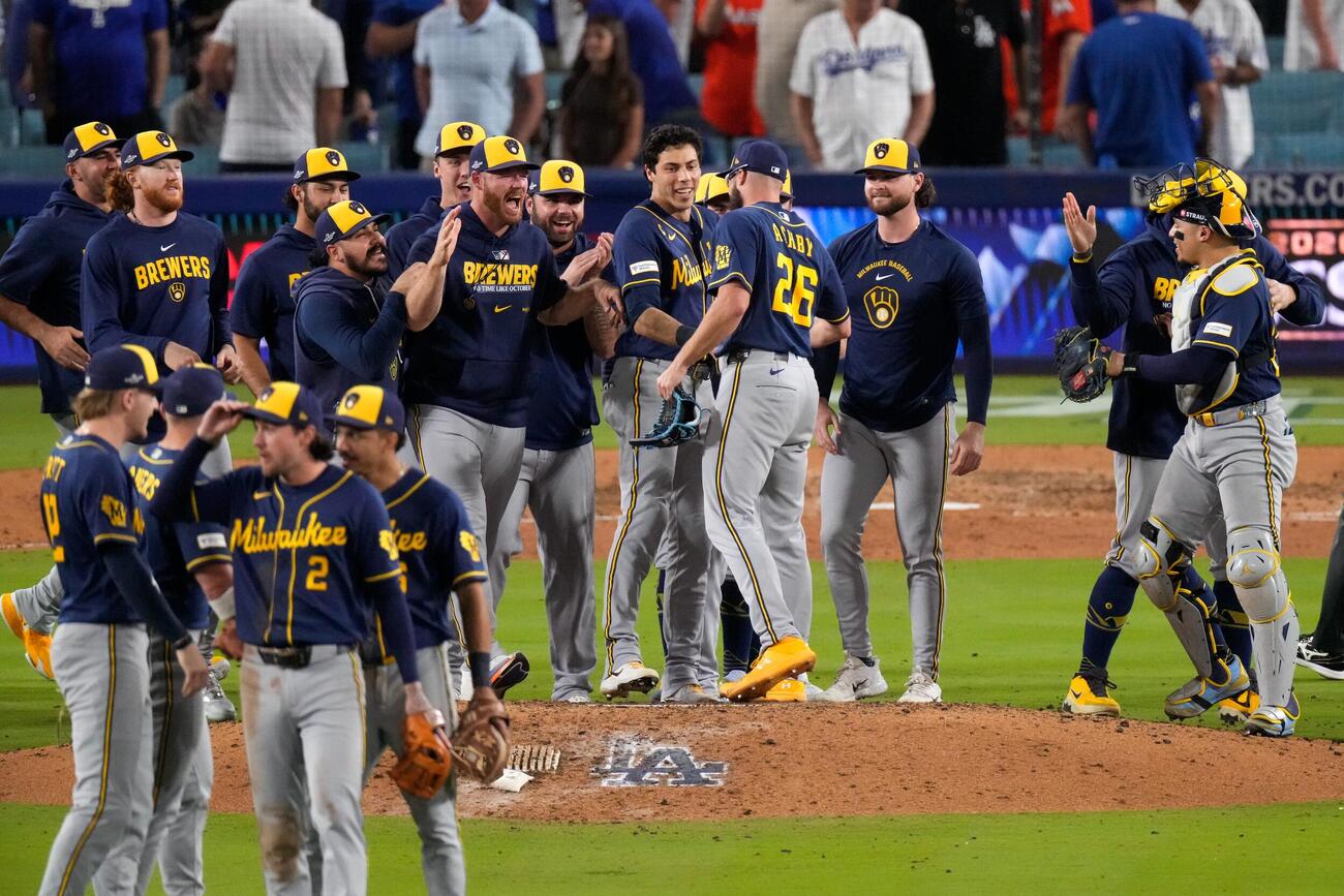 ドジャースを破ってワールドシリーズ進出を決め、歓喜するブルワーズ（AP）