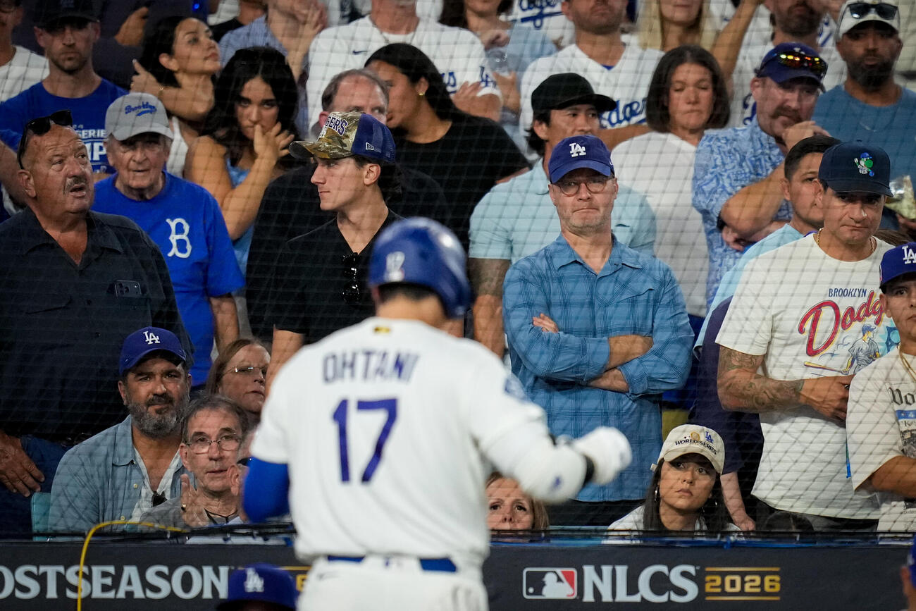 7回に三振を喫したドジャース大谷翔平を見つめるファンたち（AP）