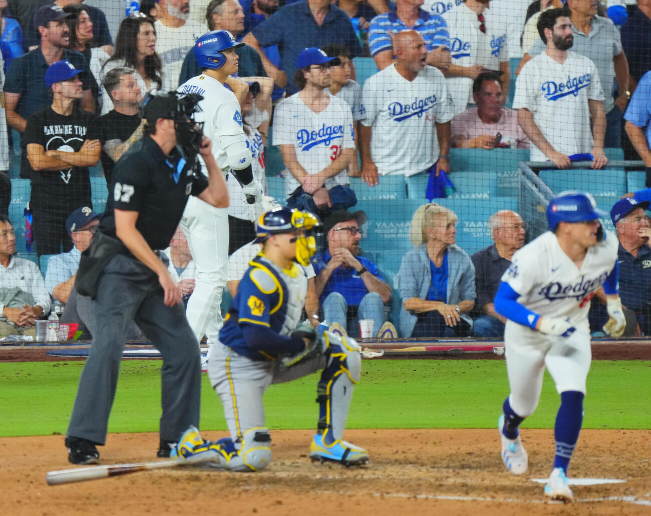 ドジャース対ブルワーズ　9回裏ドジャース2死、左直に倒れるキケ・ヘルナンデス（右）の打球を見つめる大谷翔平（撮影・垰建太）