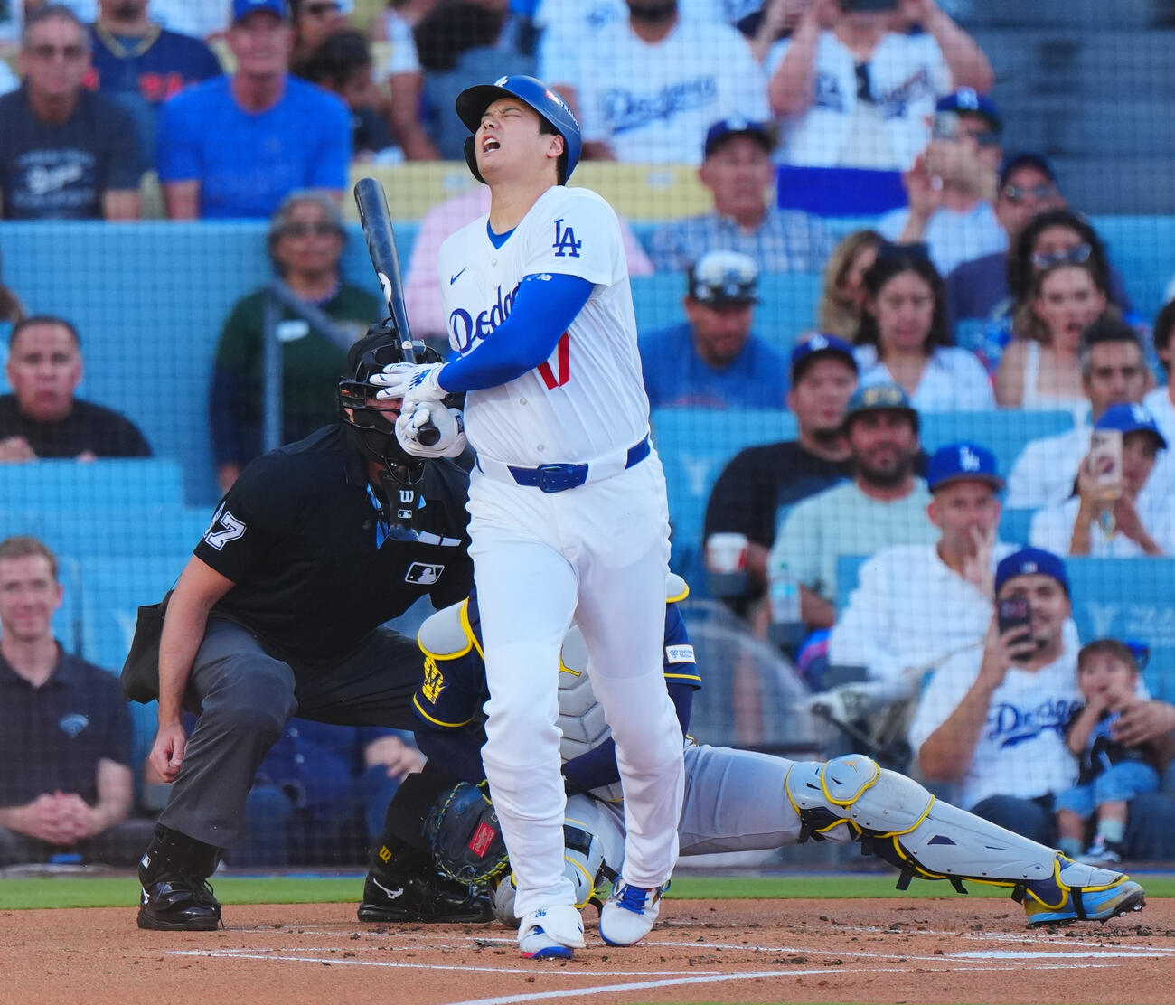 ドジャース対ブルワーズ1回裏ドジャース無死、自打球を受ける大谷翔平（撮影・垰建太）