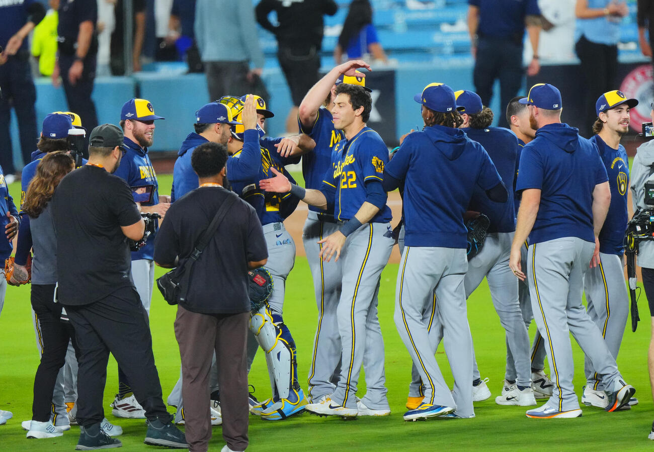 ドジャース対ブルワーズ　ドジャースに勝利し喜び合うブルワーズナイン（撮影・垰建太）