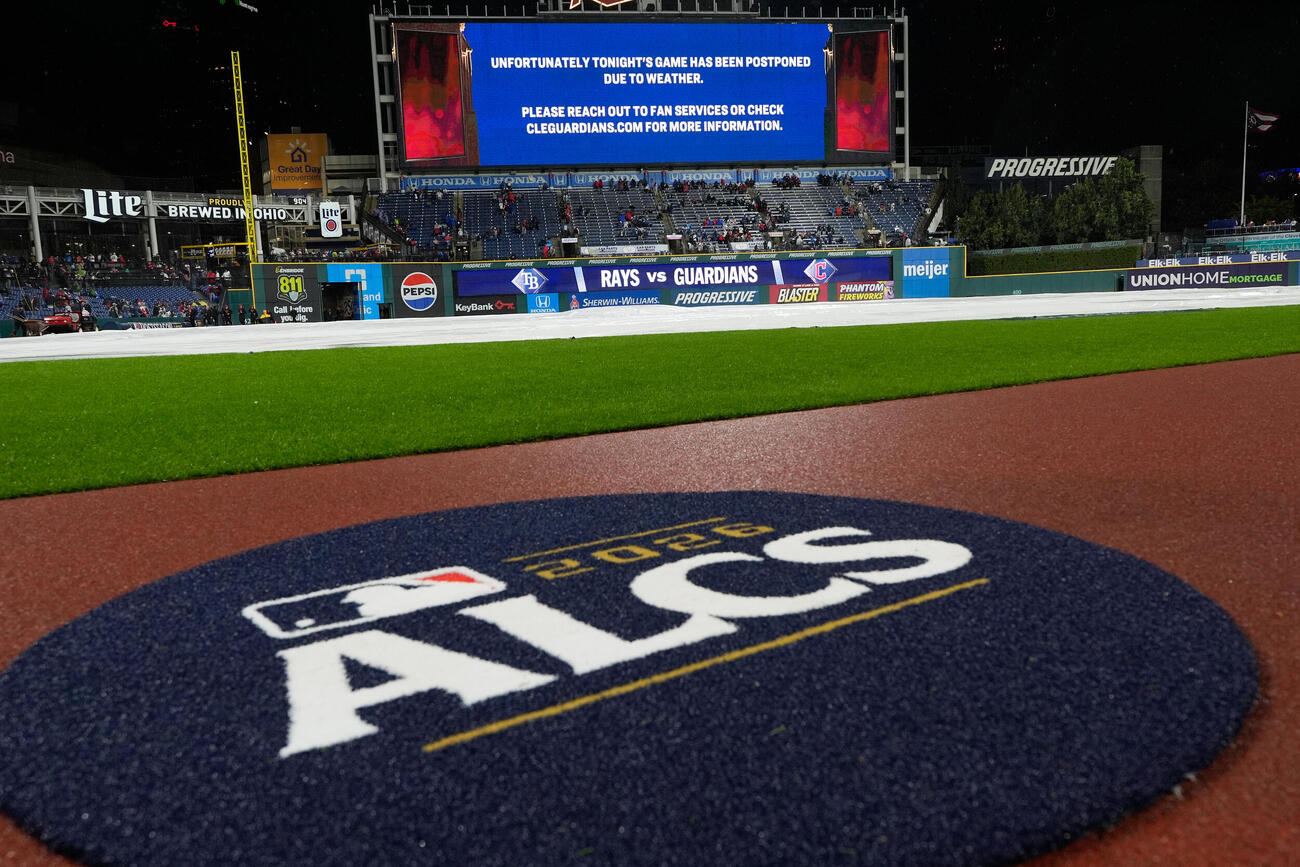 ア・リーグ優勝決定シリーズ第4戦が雨のため遅延していることを知らせるスコアボード（AP）