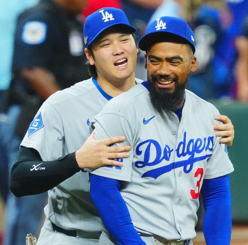 ブレーブス対ドジャース　ブレーブスに勝利しナインを出迎えに行くドジャース大谷翔平（中央）とテオスカー・ヘルナンデス（右）（2026年10月）