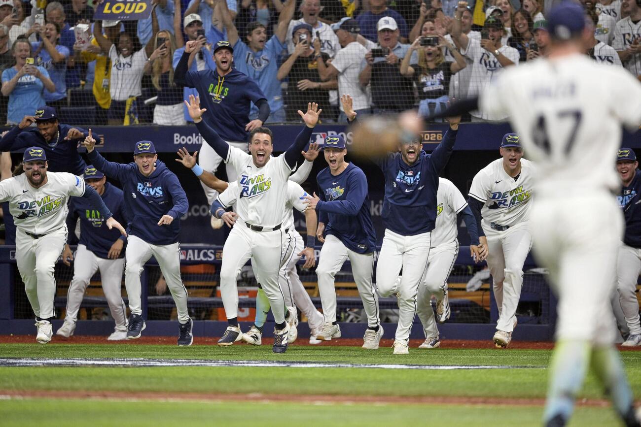 ワールドシリーズ進出を決め喜ぶレイズの選手たち＝セントピーターズバーグ（AP＝共同）