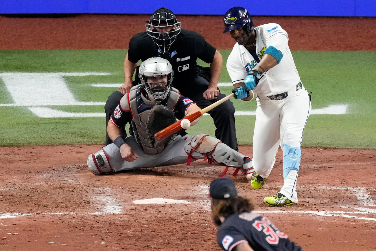 ガーディアンズ戦8回、2ランを放つレイズ・ディアス（AP）