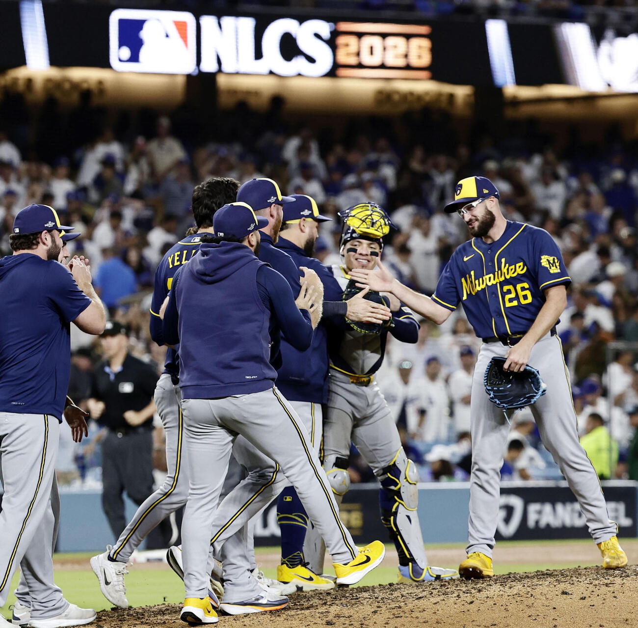 ドジャースに4連勝してワールドシリーズ進出を決め、喜ぶブルワーズの選手たち＝15日、ロサンゼルス（共同）