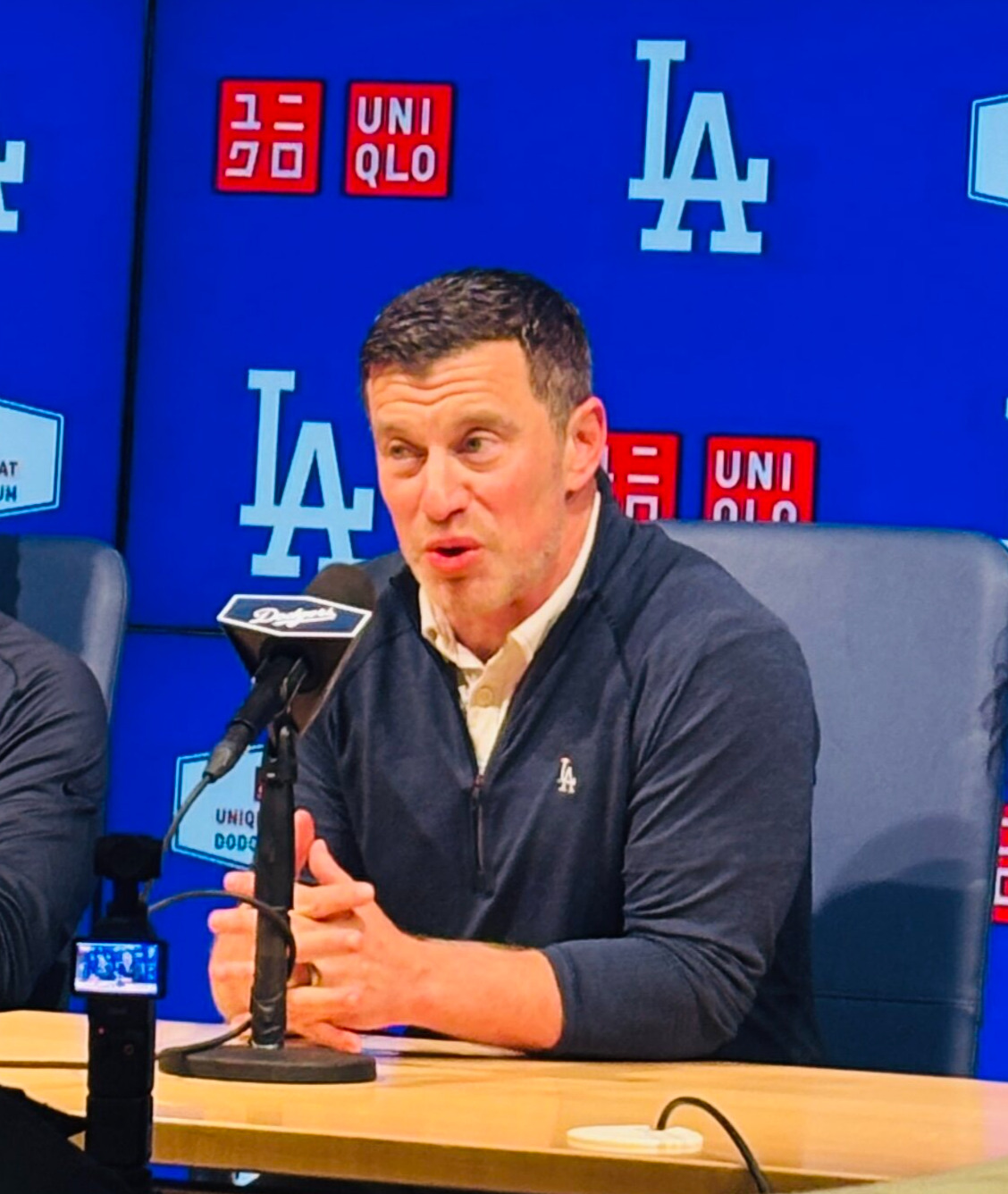 ドジャースタジアムでシーズン総括の会見を行ったフリードマン編成本部長