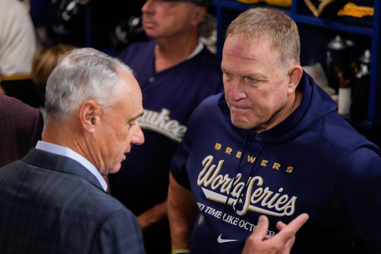 ワールドシリーズでブルワーズのマーフィー監督と話すロブ・マンフレッド・コミッショナー（AP）