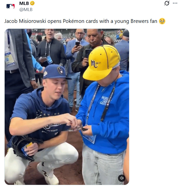 ファンの少年とポケモンカードで交流するミジオロウスキー（MLBの公式Xから）