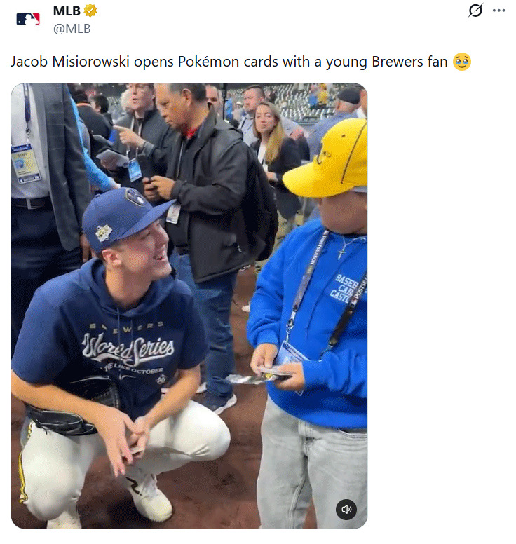 ファンの少年とポケモンカードで交流するミジオロウスキー（MLBの公式Xから）